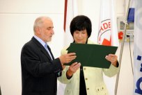 Župan Občine Ajdovščina je izročil svečano listino o predaji prostorov predsednici OZRK Ajdovščina Veri Kodrič 
