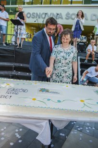 Lepa in dobra torta velikanka, darilo podjetja Mlinotest ob odprtju nove Osnovne šole Danila Lokarja. Foto Miran Krapež