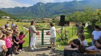 Trak na vhodu v šolski vrt sta prerezali ravnateljica OŠ Danila Lokarja Irena Krašna Kodele in koordinatorka projekta na Občini Ajdovščina Greti Kobal