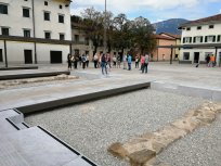 Udeleženci ogleda Kastre so z zanimanjem prisluhnili zgodbam. 