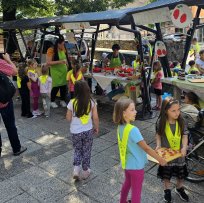 Otroci iz skupin Modre in Zelene pike Otroškega vrtca Ajdovščina na Ajdovski tržnici zaključili projekt Turizem in vrtec, Okusni zakladi 