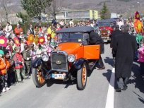 Prvi častni krog so naši gostje opravili s pomočjo članov Društva starodobnih vozil Vipavska dolina