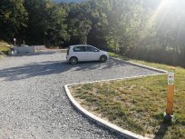 Dostop do piknik prostora ob Hublju v Palah, z urejenim parkiriščem, čisto pitno vodo ter eko-otokom. 
