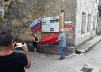 Prenovljeno tablo sta odkrila oblikovalka Polona Ipavec in najbližji sosed ter aktiven član društva Matija Vertovec, Cvetko. 