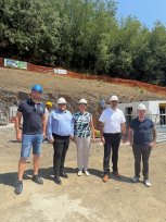 Po sestanku je minister skupaj z direktorico JSS Ajdovščina in županom obiskal gradbišče stanovanjskega projekta »Hiše za mlade« v Dobravljah, kjer že poteka gradnja štirih stanovanjskih enot, razporejenih v dva dvojčka.