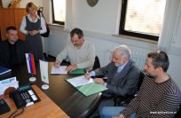 Župan Marjan Poljšak in direktor podjetja CPG Nova Gorica Jože Brecelj sta ob pristnosti poveljnika občinskega štaba CZ Igorja Benka podpisala pogodbo za izvedbo intervencijske ceste preko plazu Stogovce