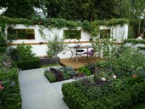 Pohištvo Metal Designa v srebrno ocenjenem vrtu