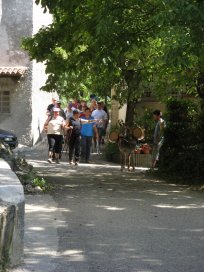 Na krajevni praznik Med Šmarenskimi griči poteka tudi zanimiv pohod Čez Školj in Tibot, na čelu katerega koraka osliček, otovorjen z osvežilnimi pijačami 