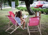 Letošnja novost: poletna bralna plaža pred Lavričevo knjižnico Ajdovščina.