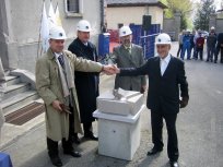 Župan Marjan Poljšak, direktor Univerze Nova Gorica dr. Danilo Zavrtanik, Minister dr. Jure Zupan in direktor podjetja Primorje Dušan Črnigoj so skupaj položili temeljni kamen