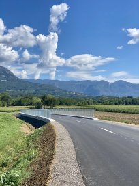 Gradnja protipoplavnega nasipa s Potoč proti Brjam med železniško progo in reko Vipavo. 