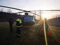 Pri gašenju pomaga helikopter Slovenske vojske. Foto PGD Col 