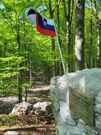 Obeležje Stanislavu Bizjaku, sinu, možu in partizanu, ki si je zaradi zločina nad njegovimi vzel življenje ... 