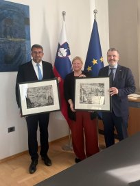 Župan Občine Ajdovščina Tadej Beočanin je ministru za zunanje in evropske zadeve Tonetu Kajzerju predal 30 grafičnih del Vena Pilona. 