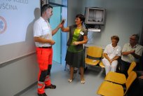 Direktorica Boža Ferfolja je ključe novega vozila predala šoferju Tomažu. 