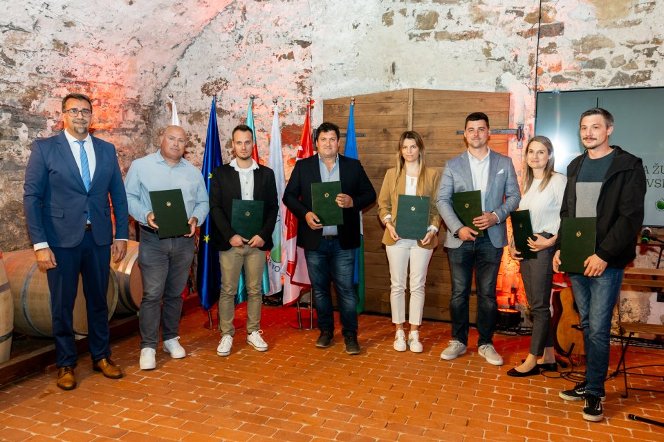 Prejemniki listin odličnost in župan Tadej Beočanin.