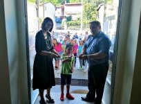 Prenovljeno kuhinjo v podružnični šoli v Črničah sta z rezanjem traku slovesno odprla podžupan Občine Ajdovšina Mitja Tripković in vodja podružnice Tjaša Vidmar Kenda. 