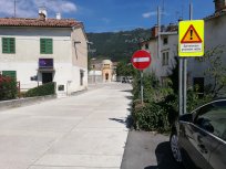 Znak pri Policiji na Prešernovi ulici, ki prepoveduje vožnjo v smeri proti Lavričevemu trgu. 