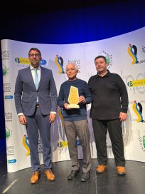 Podelitev priznanja Stanku Čuferju.