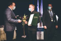 Duhovnik Rafael Klemenčič je prejel Zlati znak Občine Ajdovščina za pomemben <br />
prispevek k sožitju v skupnosti in predano skrb za ohranjanje sakralne dediščine. <br />
