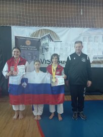 Urška, Nika in Karolina ter trener Bojan Češčut iz Karate kluba Sakura Črniče 