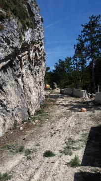 Celovita sanacija ceste, ki vodi skozi tunele je v polnem teku, dela so trenutno še zelo nevarna. Foto: Angel Vidmar