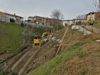 Sanacija po septembrskem plazu v zaselku Kompari v Lokavcu. 