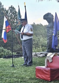 Slavnostni govornik na slovesnosti na Gori Angel Vidmar.
