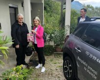 Uporabnica gospa Marija, koordinatorka programa Tjaša Samec in priložnostni voznik prostovoljec Uroš Pintar, direktor Zavoda za šport Ajdovščina