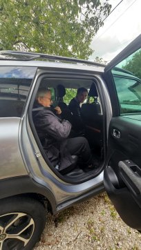 Uroš in gospa Marija se odpravljata na pot. 