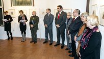 Prevajalka (in Pilonova sorodnica) Manca Repič, direktorica galerije Nataša Kovšca, Dominique Pilon, predsednik Komisije Jordan Polanc, župan Tadej Beočanin, državni sekretar Anton Peršak, dr. Borut Koloini, Ivana Slamič in Tanja Cigoj. Foto Primož Brecelj 