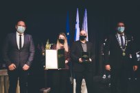 Brigada prostovoljcev iz Srednje gozdarske in lesarske šole Postojna je v zahvalo za nesebično pomoč v zdravstveni krizi in za zgled plemenitega poslanstva prejela Zlati znak Občine Ajdovščina. <br />
