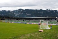 Dva dni pred odprtjem: na prenovljenem nogometnem stadionu v Ajdovščini nameščajo mreže na gole
