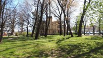 Pogled na Jochmannovo vilo in igrala v Šturskem parku. 