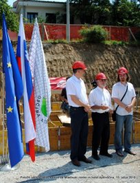 Svečano listino so v temelje novega mladinskega centra in hotela položili direktor podjetja Marc d.o.o Andrej Marc, župan Občine Ajdovščina Marjan Poljšak in Andrej Rutar, predstavnik mladih. 