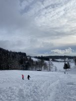 Na območjuu Športnega parka Tiha dolina je na voljo kar nekaj parkirnih mest - tako v zgornjem kot tudi spodnjem delu, na igrišču.