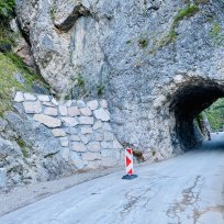 Postavljena kamnita zložba pred tunelom