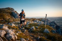 Foto: FB Ultra trail (tekači po robu s pogledom na Vipavsko dolino).