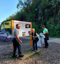 Prenovljeno info-tablo so odkrili Rozana Bačar, žena pokojnega Stanislava Bačarja, predsednik društva Matija Vertovec Marjan Lozej in Vili Marc iz Uhanj, član društva, ki bo skrbnik urejenega prostora