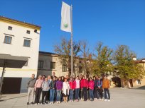 Kolektiv uprave Občine Idrija na obisku v Ajdovščini, ogledali so si tudi prenovljen Lavričev trg. 