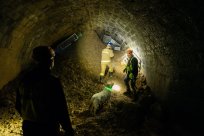 Vaje so pomemben del usposabljanja pripadnikov v sistemu zaščite in reševanja, še posebej na področju medsebojnega sodelovanja različnih reševalnih enot - fotografija je nastala na akciji Ajdex, v kateri se je tudi s pomočjo reševalnih psov iskalo ponesrečence pod ruševinami 