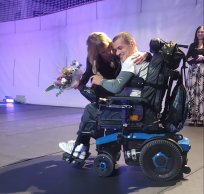 Direktorica Ivana Lavrenčič in eden od stanovalcev v bivalni enoti, ki je obeležila 10 letnico 