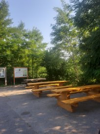 Postavitev klopi in miz na izhodišču Vertovčeve poti. 
