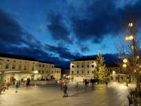 Veselo decembrsko vzdušje na Lavričevem trgu