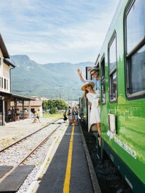 Vinski vlak ponuja peturno potovanje z vlakom po stari železniški progi, na katerem obiskovalci osebno spoznajo lokalnega vinarja in okusijo najboljše, kar ponuja Vipavska dolina.
Foto: Vinski vlak Vipavska dolina
