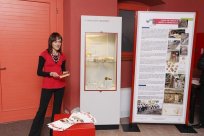 Vesna Tratnik, arheologinja, avtorica Vitrine meseca in priložnostne zgibanke, ki je izšla ob tej priložnosti... 