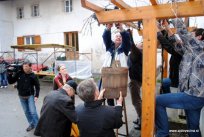 Na Planini je Vipavska vinska kraljica Tina Trbižan ob pomoči domačih vinogradnikov potrgala še zadnje grozde, ki so krasili latnik pred staro šolo ... 