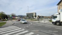 Zapora ceste na Tovarniški ulici, promet ureja semafor  