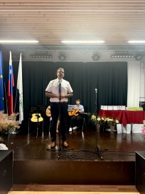 Zbrane je najprej nagovoril župan Občine Ajdovščina, ki je mladim čestital za dosežke ter poudaril pomen odgovornosti, znanja in poguma, ki jih spodbuja program Mladost na burji.