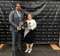 Župan Tadej Beočanin in direktorica uprave Mojca Remškar Planinc z nagradama Zlati kamen.